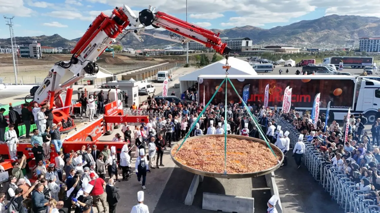 Dev tavada 30 şef pişirdi: Afyon'da yapılan sucuklu yumurta Guinness'e girdi - 3