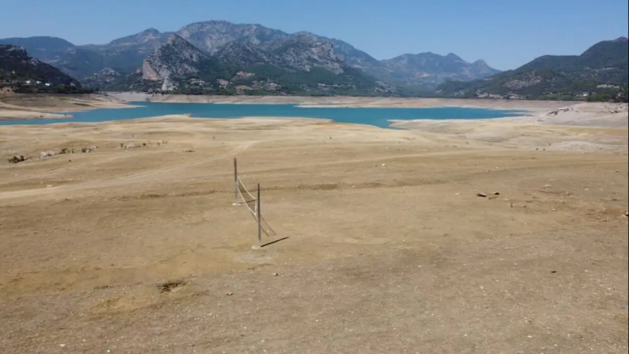 Adana'da ilginç görüntü! Kuruyan baraja voleybol filesi kurdular - 3. Resim