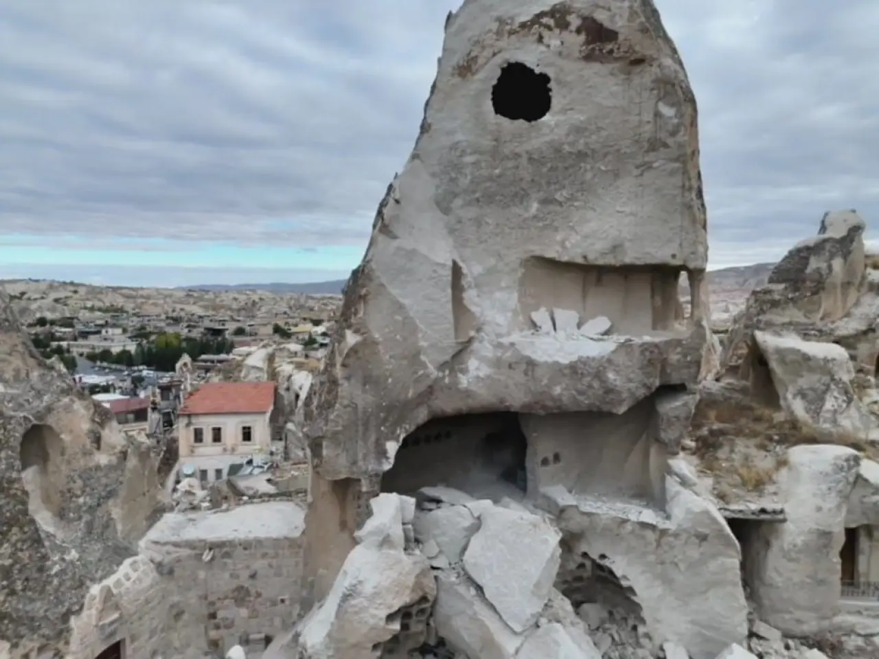 Kapadokya'da peribacası yıkıldı - 3