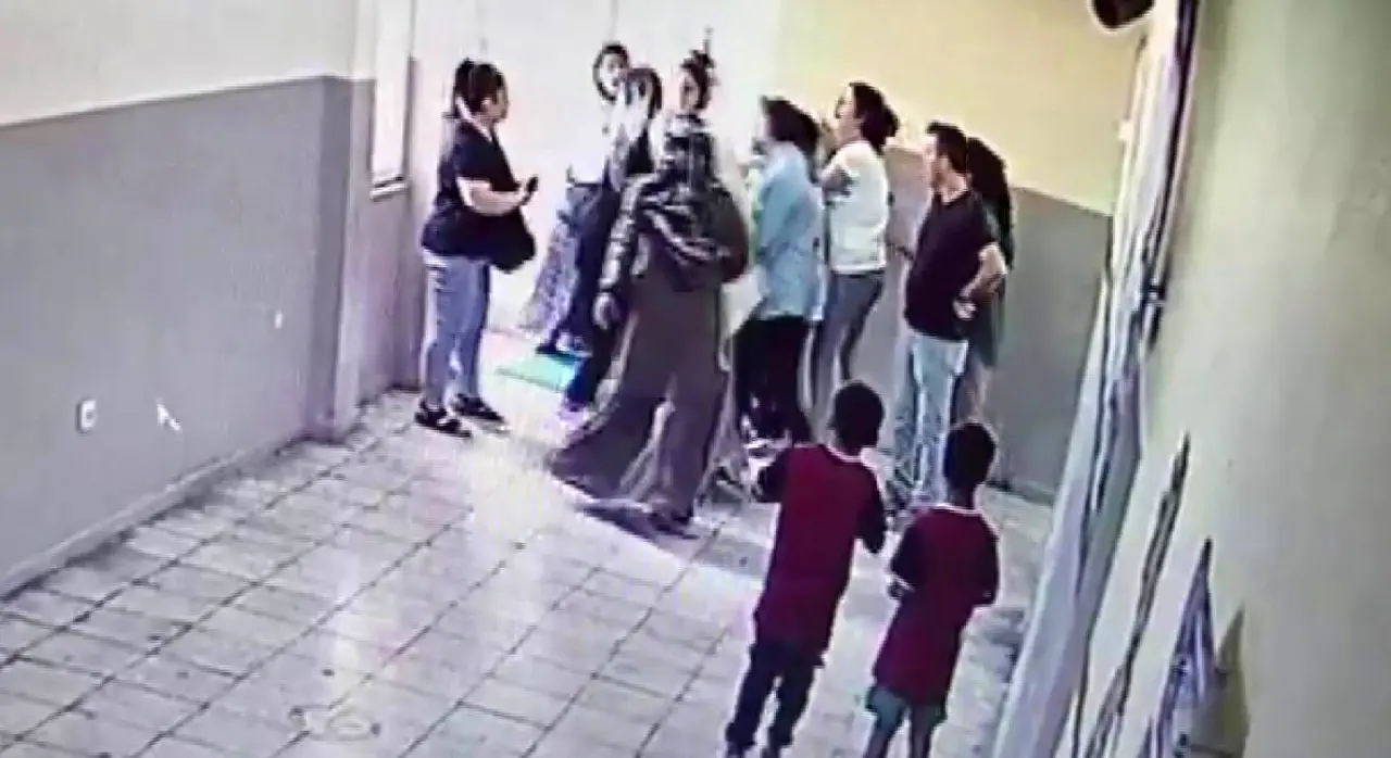 Diyarbakır'da utandıran görüntüler! Veliler, okulda öğretmen darbetti - 2. Resim
