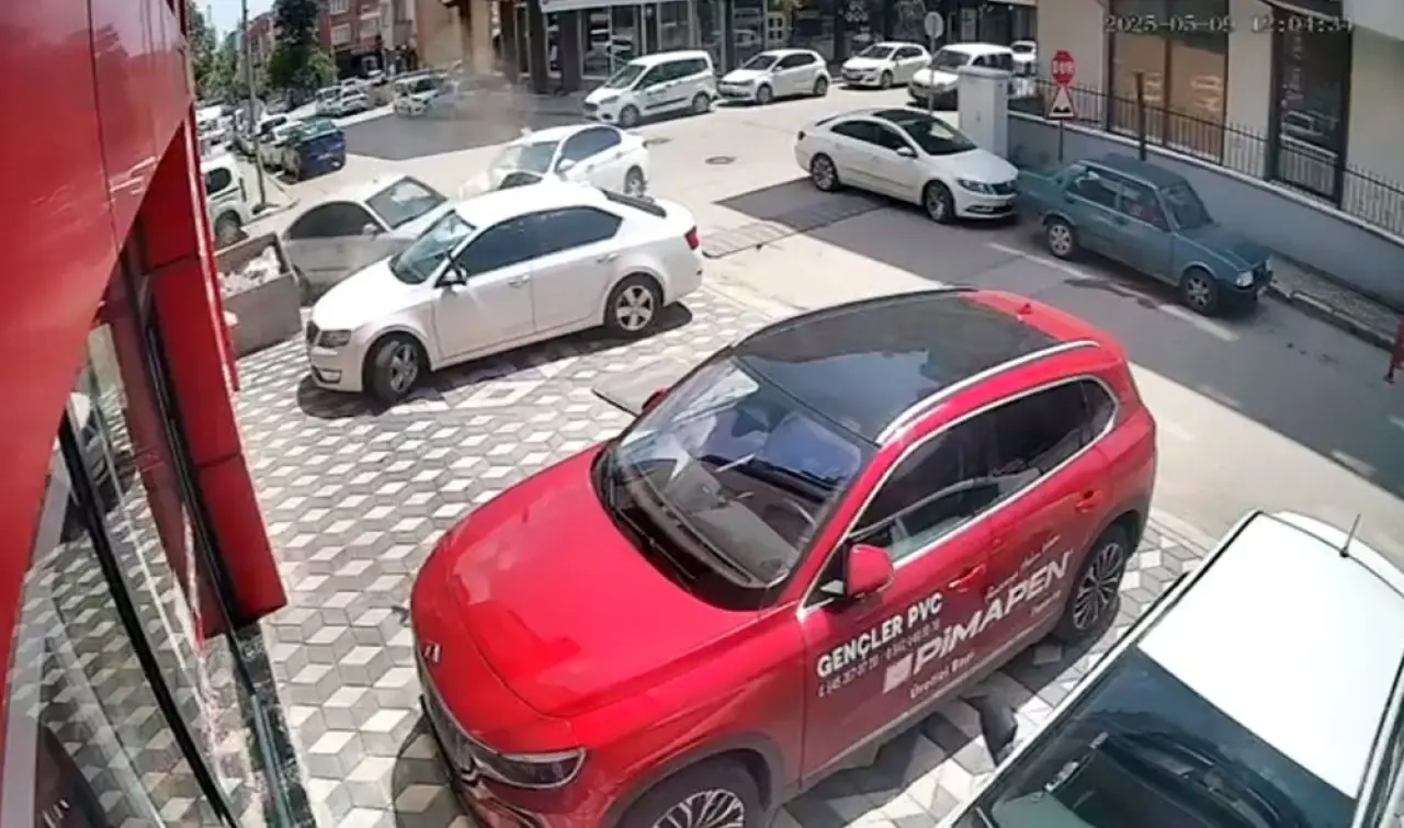 Dükkanına dokuz kez araba girdi: "450 bin lira zararım var, iş çığrından çıktı" - 3