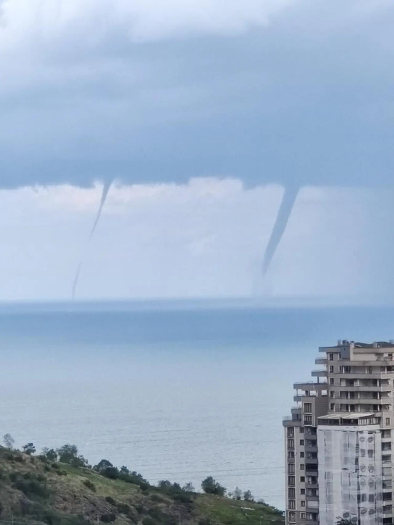 Trabzon'da ürküten manzara! Üçlü hortum çıktı, vatandaşlar paniğe kapıldı - 2. Resim
