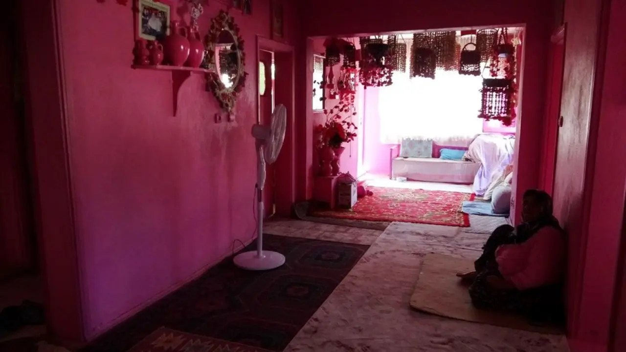 Isparta'nın "Barbie Teyzesi" pembe evine mahkum kaldı: Yürüyemez hale geldiğini gözyaşları içinde anlattı - 5