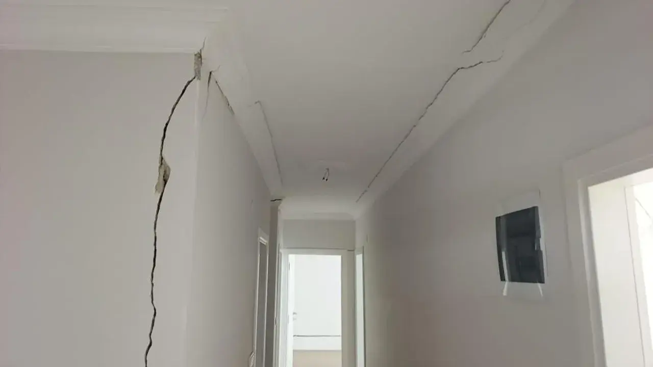 13 yıllık apartmanda korkutan görüntüler! Çatlaklardan ışık görülüyor