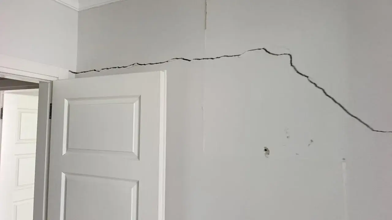 13 yıllık apartmanda korkutan görüntüler! Çatlaklardan ışık görülüyor