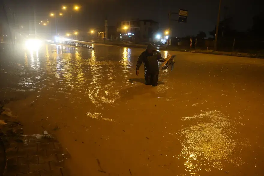 Hatay'da heyelan. 1 kişi öldü, 1 kişi göçük altında     2