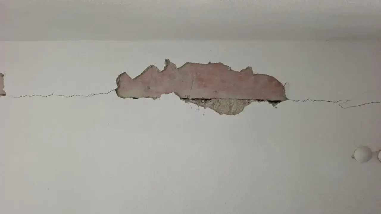13 yıllık apartmanda korkutan görüntüler! Çatlaklardan ışık görülüyor