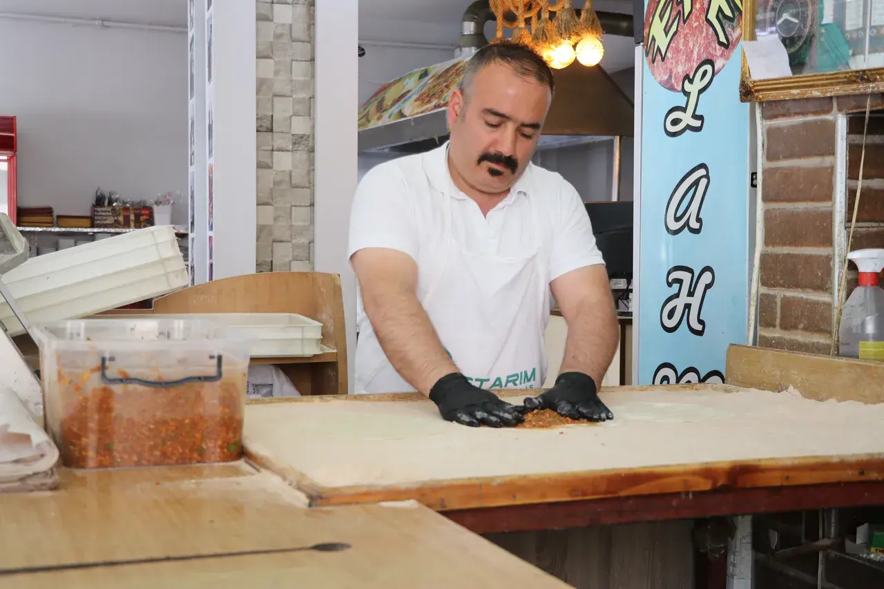Lahmacunu 50 liraya sattığı için şikayet ediliyor! "Bu şekilde bile kazanıyorum" diyerek meydan okudu