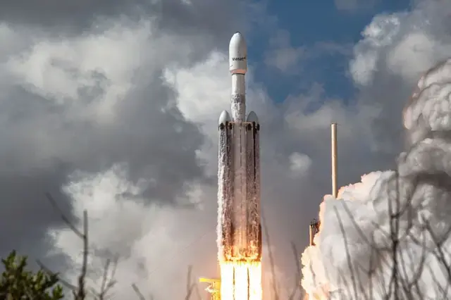 SpaceX Falcon Heavy roketi, Viasat 3-F3 uydusunu jeostasyonel transfer yörüngesine taşımak üzere Kennedy Uzay Merkezi'ndeki 39A fırlatma rampasından havalanırken. 
