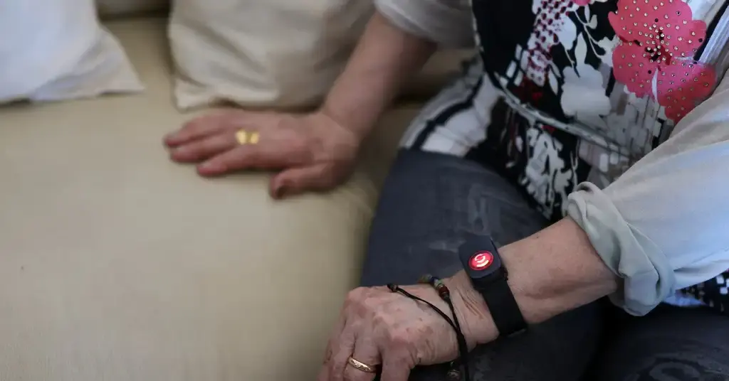 Rome uses smart bracelets to protect elderly during heatwave | Ukraine news  - #Mezha