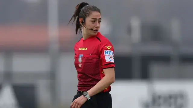 İtalya Serie A'da ilk kadın hakem: "Ailem futbol oynamama izin vermedi, ben  de hakem oldum" - BBC News Türkçe