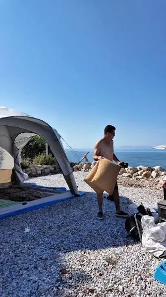 Antalya / Karaöz plajında karavan kampı ⛺️🚙 Motokaravanımız ile yolda hiç  zorlanmadık, hafif virajlı fakat tüm çekme karavanlarla inilebilir. Sahil  kısmı oldukça geniş ve plajın hemen karşısında bir kamp alanı da var.