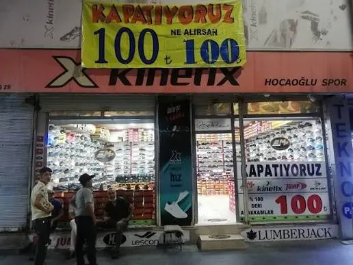 PATRON ÇILDIRDI, HERŞEY 100 TL Batman'ın saygın esnaflarından Hocaoğlu Ayakkabıcılık sahibi genç iş adamı M. Nurullah Dilmaç, ünlü spor ayakkabı modellerini adres değişikliğinden dolayı zararına satmaya başladı. Ayrıntılar; http://www.basinhaberajansi ...