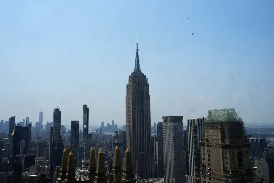 443 metrede evlilik teklifi. Empire State'in tepesinde pankartla dünyaya mesaj verdiler 3