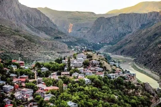 Voices - Apçağa, Kemaliye – Erzincan “Çağlayan Su” anlamına gelen Apçağa  Köyü, Erzincan'a bağlı Kemaliye'nin en güzel köylerinden. Fırat Nehri'nin  böldüğü bir vadi yamacına kurulan Apçağa aslında şair Ahmet Kutsi Tecer'in  “Orada