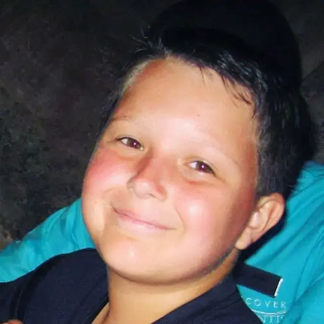 Jordan Smelski koyu mavi bir üst giyerek gülümserken görüntülendi. 
