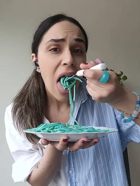 Sen mavi seviyorum diyince bende kalktım mavi spagetti yaptım💙 #lovelandım  #handeünsal #love #aşk #makarna #mavi #spagetti #blue #pasta #içecek  #sprite #renk #renkli #yemek #food