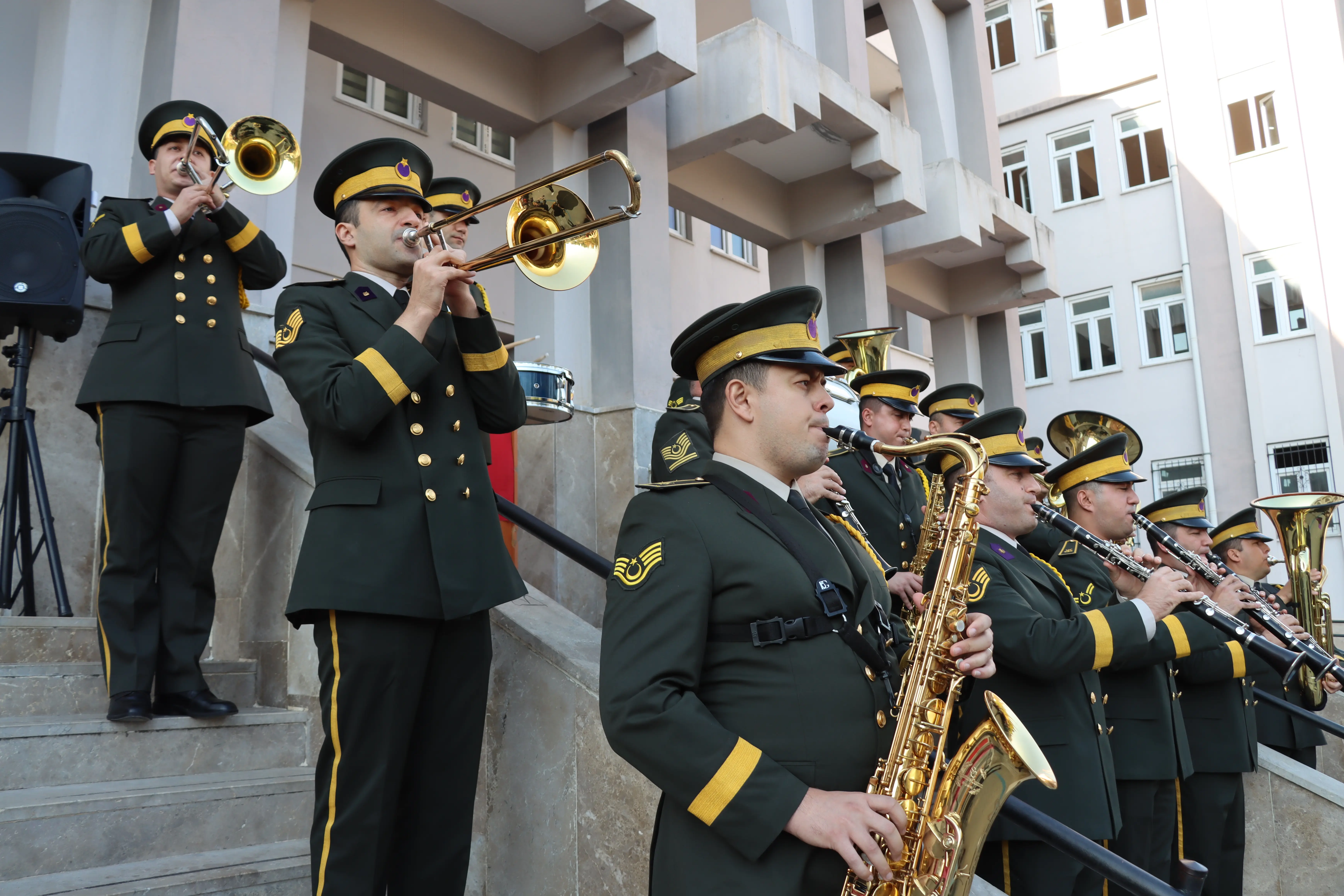 Adana'da askeri bando özel gereksinimli bireylere konser verdi