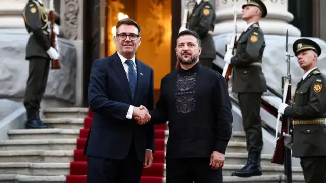 Ukrayna Devlet Başkanı Volodimir Zelenski (sağda) ve Britanya Başbakanı Andy Burnham (solda), Rusya'nın devam eden işgali sırasında, 24 Ağustos 2026'da Ukrayna'nın başkenti Kyiv'deki Cumhurbaşkanlığı Ofisi'nde yaptıkları görüşme sırasında belge imza törenine katılırken poz veriyor.