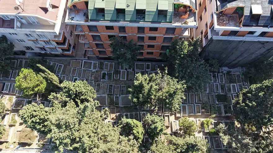 BİNALAR VE MEZARLAR İÇ İÇE  1