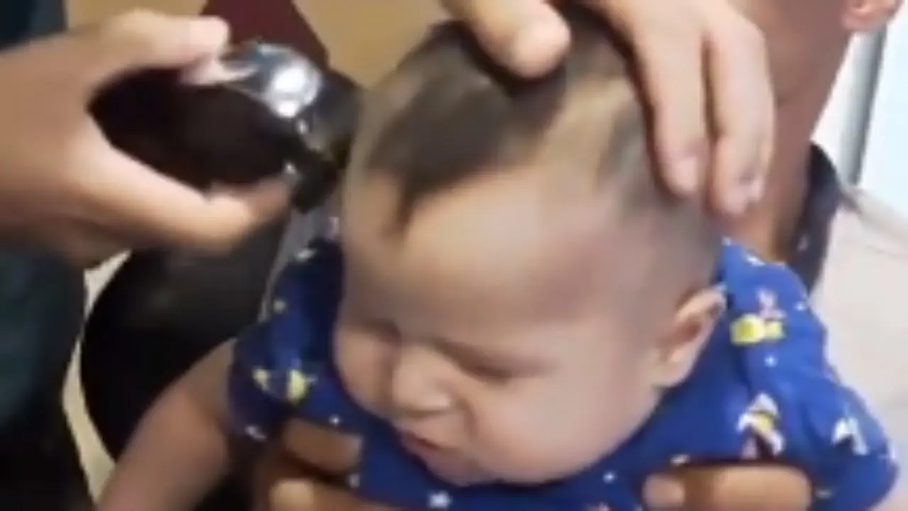 Çocuk kuaförü,5,6,7,8, Aylık çocuk tıraş olurmu? bebek saç kesimi - YouTube