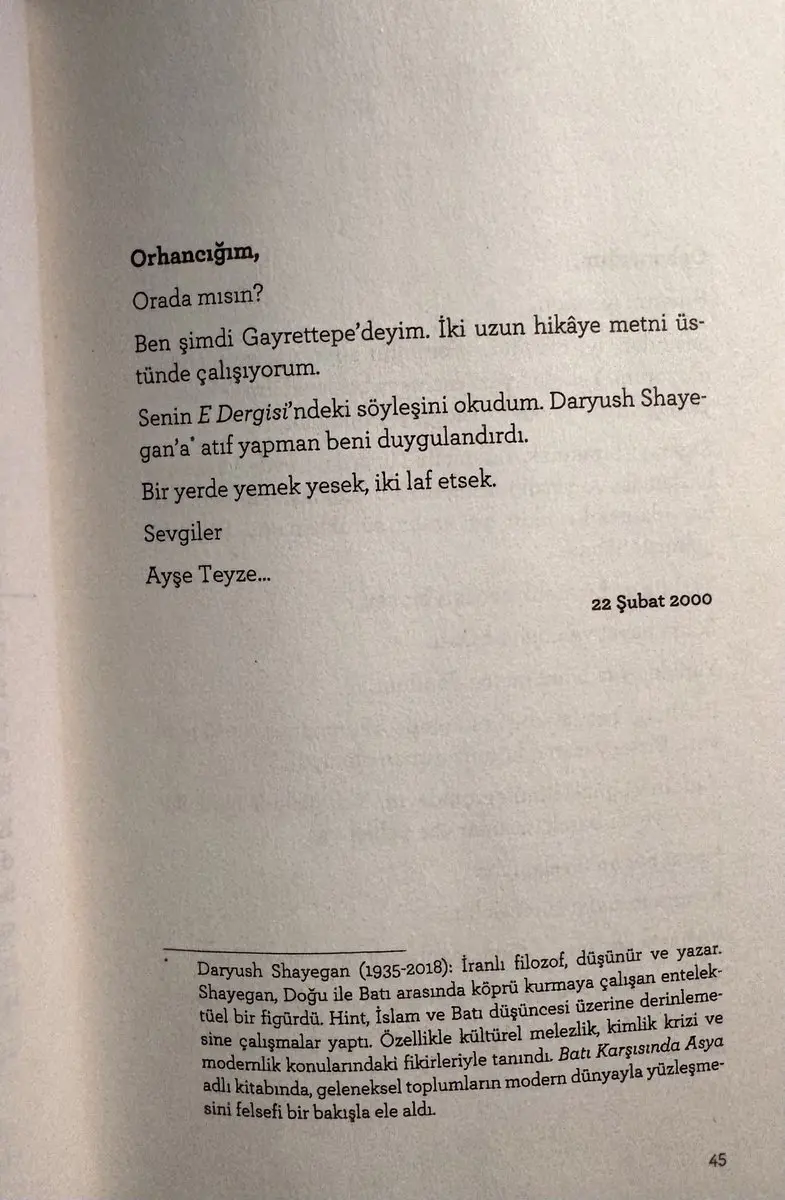 Düşünün Orhan Pamuk'tan bile ilgi bekleyen bir yalnızlık, bir çıkmaz, bir arayış merhume Ayşe Şasa'nınki… Biraz tasavvufla ilgileniyor diye ona dualar gönderiyor. “Malum getto”dan kaçarken yine “malum getto”ya da sarılıyor. Keşke daha