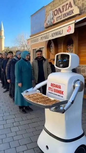 Konya’da ortaya çıkan bu ilginç görüntüler sosyal medyayı salladı! 🤖🍽️,  İddialara göre bir robot, bedava etli ekmek dağıtıyor ve görenler  şaşkınlığını gizleyemiyor., Tepkiler, detaylar ve viral anlar ...