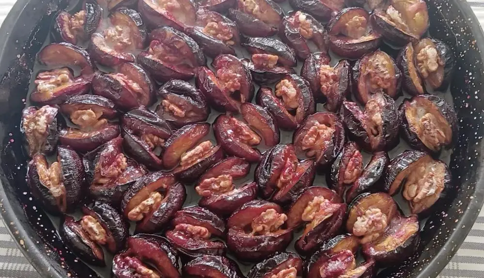 Dalında 4 lira! Üretici satılmayan meyveyi kışlık tatlıya dönüştürüyor