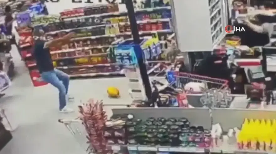 Markette silahlı düello. Müşterilerin arasında birbirlerine kurşun yağdırdılar 1