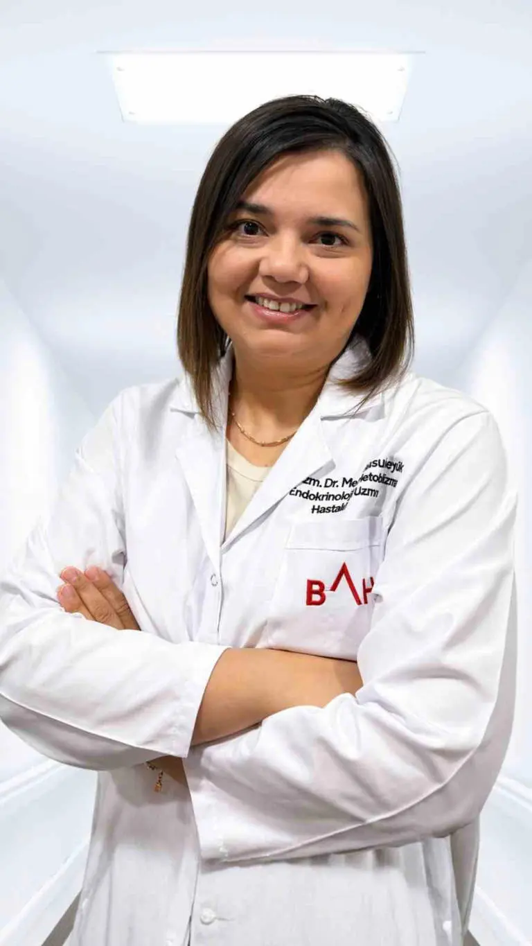 ENDOKRİNOLOJİ UZM. DR. MELEK AKSU GEYİK, TİP 2 DİYABET VE PREDİYABETİN UZUN SÜRE BELİRGİN ŞİKÂYETLERE NEDEN OLMADAN İLERLEYEBİLECEĞİNİ BELİRTEREK, GÜNLÜK YAŞAMDA SIRADAN GÖRÜLEN BAZI DEĞİŞİKLİKLERİN KAN ŞEKERİYLE İLGİLİ ÖNEMLİ UYARILAR OLABİLECEĞİNİ SÖYLEDİ.