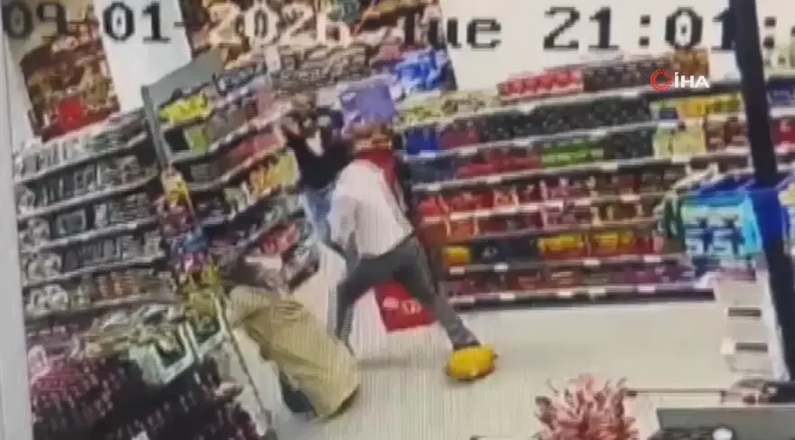 Markette silahlı düello. Müşterilerin arasında birbirlerine kurşun yağdırdılar 2