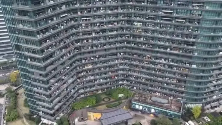 VIDEO | A building where 20.000 people live: The tenants have everything,  they don't have to go out - Sloboden Pechat