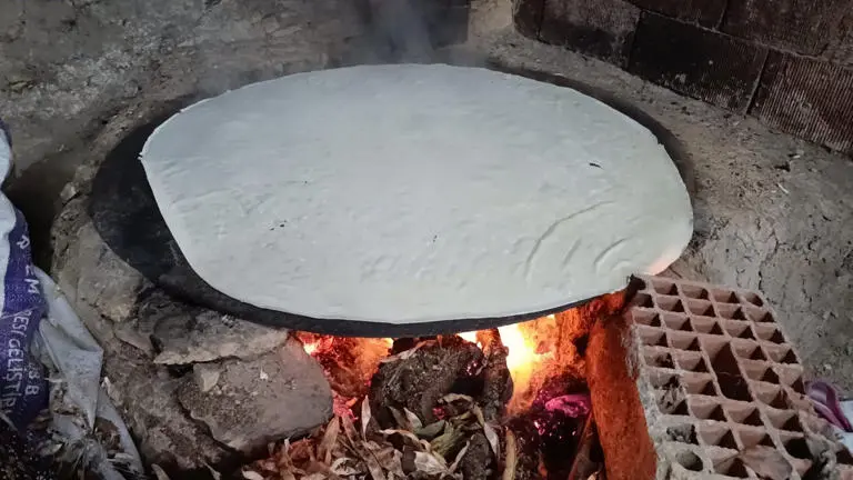 YOZGAT’IN ÇEKEREK İLÇESİNDE KADINLAR, KIŞ MEVSİMİNİN YAKLAŞMASIYLA BİRLİKTE ASIRLIK GELENEĞİ SÜRDÜREREK İMECE USULÜ KIŞLIK YUFKA EKMEK YAPIYOR.