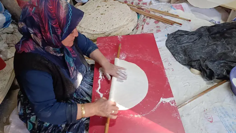 YOZGAT’IN ÇEKEREK İLÇESİNDE KADINLAR, KIŞ MEVSİMİNİN YAKLAŞMASIYLA BİRLİKTE ASIRLIK GELENEĞİ SÜRDÜREREK İMECE USULÜ KIŞLIK YUFKA EKMEK YAPIYOR.