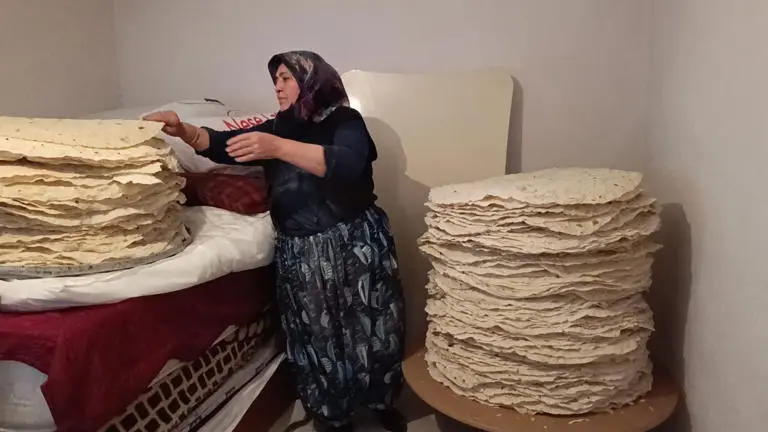 YOZGAT’IN ÇEKEREK İLÇESİNDE KADINLAR, KIŞ MEVSİMİNİN YAKLAŞMASIYLA BİRLİKTE ASIRLIK GELENEĞİ SÜRDÜREREK İMECE USULÜ KIŞLIK YUFKA EKMEK YAPIYOR.
