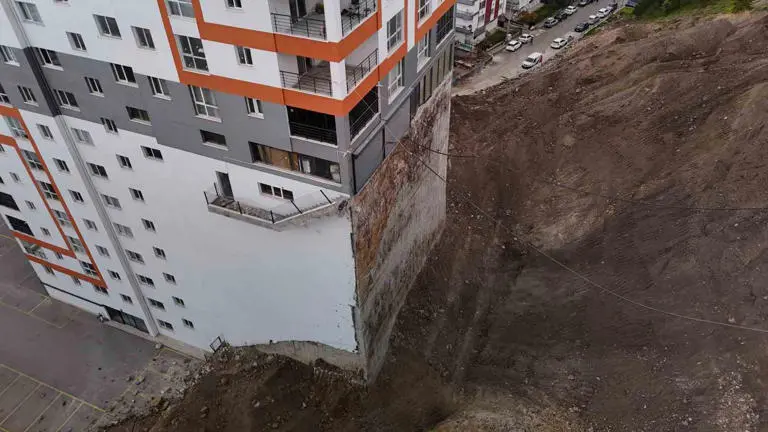ANKARA’NIN MAMAK İLÇESİNDE YER ALAN BİR APARTMANIN TOPRAK KAYMASI NEDENİYLE İSTİNAT DUVARI YIKILDI. DUVARIN YIKILMASIYLA BİRLİKTE BİNA TEMELİNİN BİR KISMI ORTAYA ÇIKTI. OLUŞAN GÖRÜNTÜ İSE APARTMANIN ŞEHİR ESTETİĞİNDEN UZAK HALİNİ GÖZLER ÖNÜNE SERDİ.