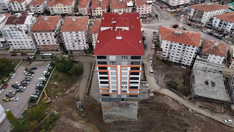 ANKARA’NIN MAMAK İLÇESİNDE YER ALAN BİR APARTMANIN TOPRAK KAYMASI NEDENİYLE İSTİNAT DUVARI YIKILDI. DUVARIN YIKILMASIYLA BİRLİKTE BİNA TEMELİNİN BİR KISMI ORTAYA ÇIKTI. OLUŞAN GÖRÜNTÜ İSE APARTMANIN ŞEHİR ESTETİĞİNDEN UZAK HALİNİ GÖZLER ÖNÜNE SERDİ.