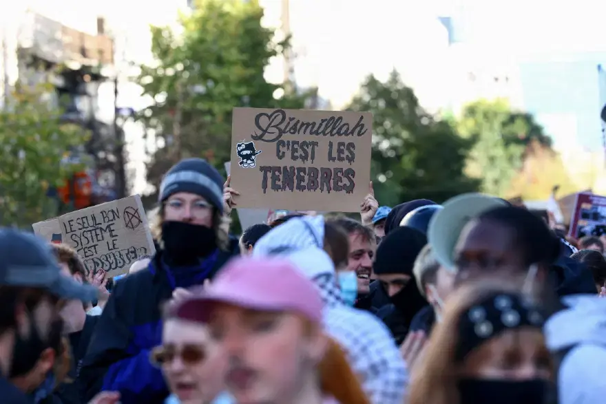 Fransa'da eylemciler neden "Bismillah, c'est les ténèbres" sloganını kullanıyor? 