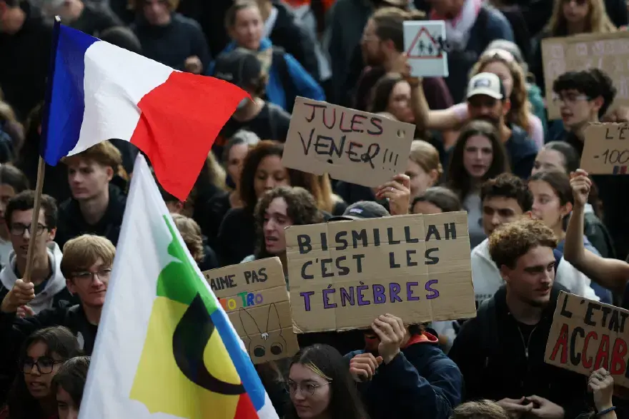 Fransa'da eylemciler neden "Bismillah, c'est les ténèbres" sloganını kullanıyor? 4