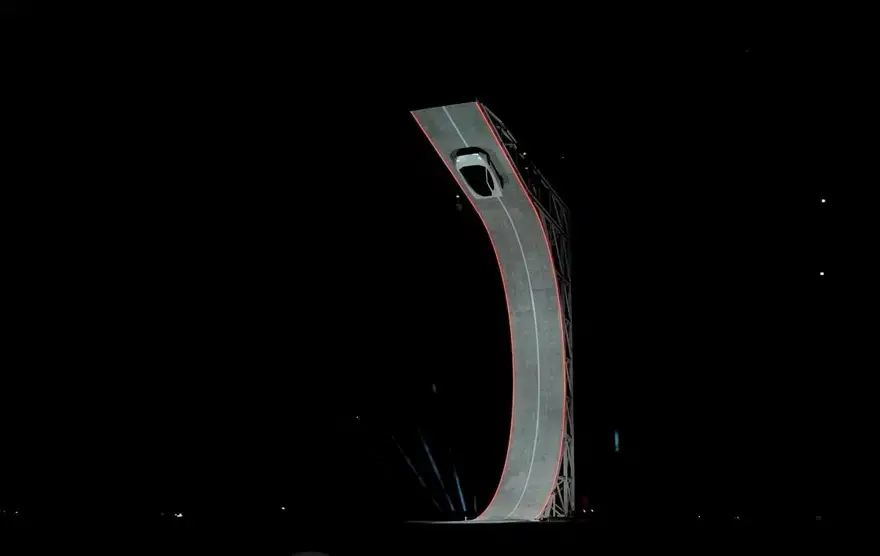 Elon Musk, Uçan Tesla'yı tanıttı 1