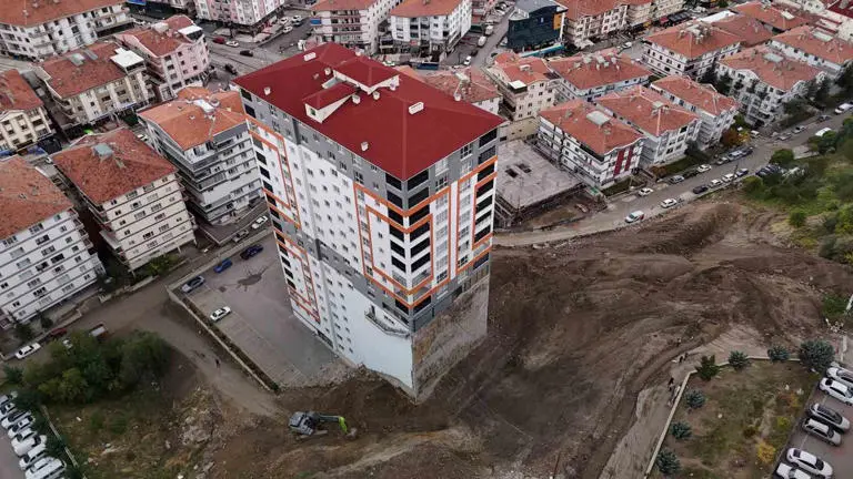 ANKARA’NIN MAMAK İLÇESİNDE YER ALAN BİR APARTMANIN TOPRAK KAYMASI NEDENİYLE İSTİNAT DUVARI YIKILDI. DUVARIN YIKILMASIYLA BİRLİKTE BİNA TEMELİNİN BİR KISMI ORTAYA ÇIKTI. OLUŞAN GÖRÜNTÜ İSE APARTMANIN ŞEHİR ESTETİĞİNDEN UZAK HALİNİ GÖZLER ÖNÜNE SERDİ.