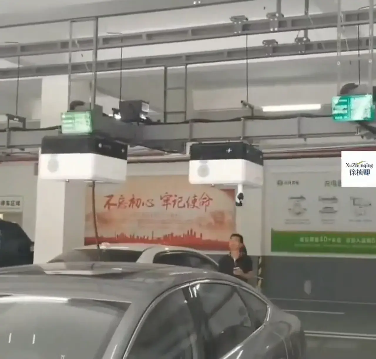 Çinliler buna da çareyi buldu! Otopark tavanında gezen şarj robotları geliyor