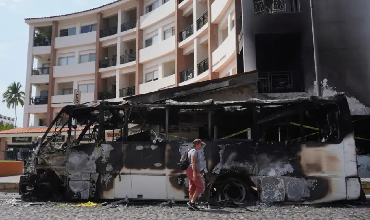 Meksika'da sokaklar savaş alanına döndü. Askeri yığınak büyüyor 4