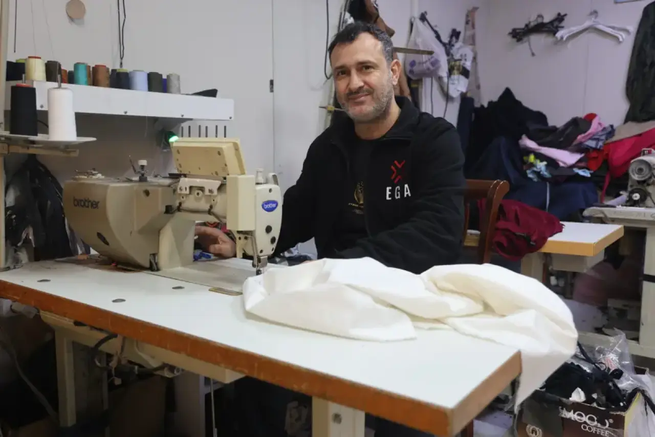 Pazarlıktan ve cimrilikten bıktı, dükkan camına astı. "Kefene cep dikilir"