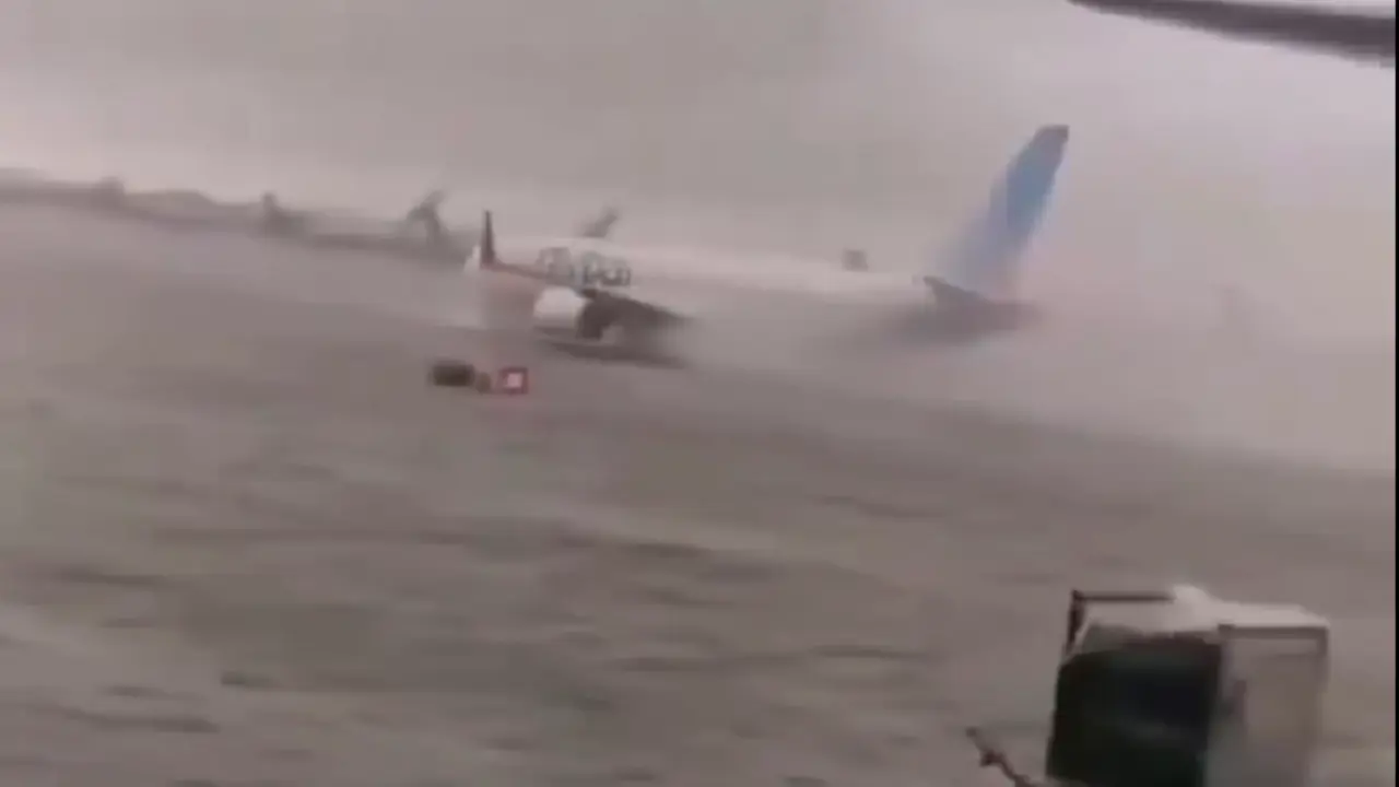 Dubai'de sokaklar bataklığa döndü, havalimanı sular altında kaldı!