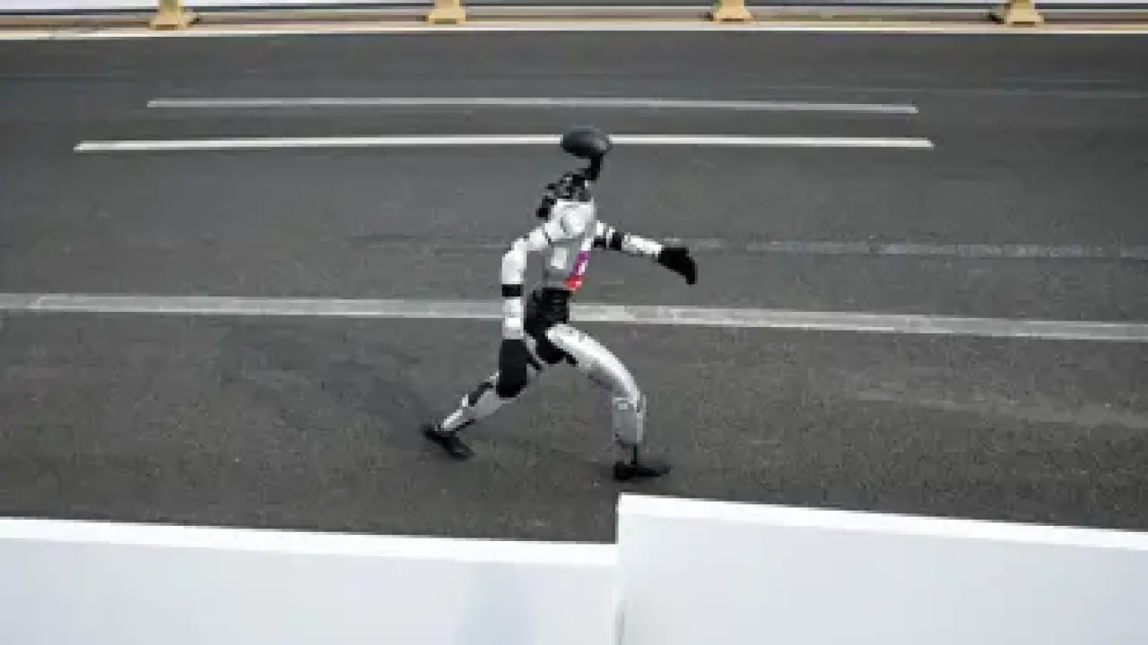 İnsansı robotlar koşu rekorunu 7 dakika farkla kırdı