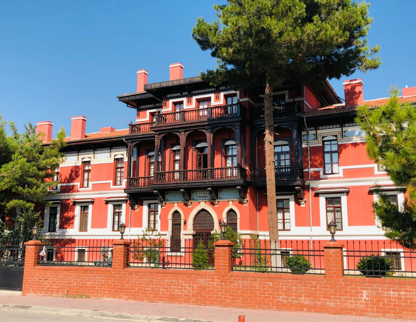 bina, dış mekan, pencere, gökyüzü içeren bir resim Açıklama otomatik olarak oluşturuldu