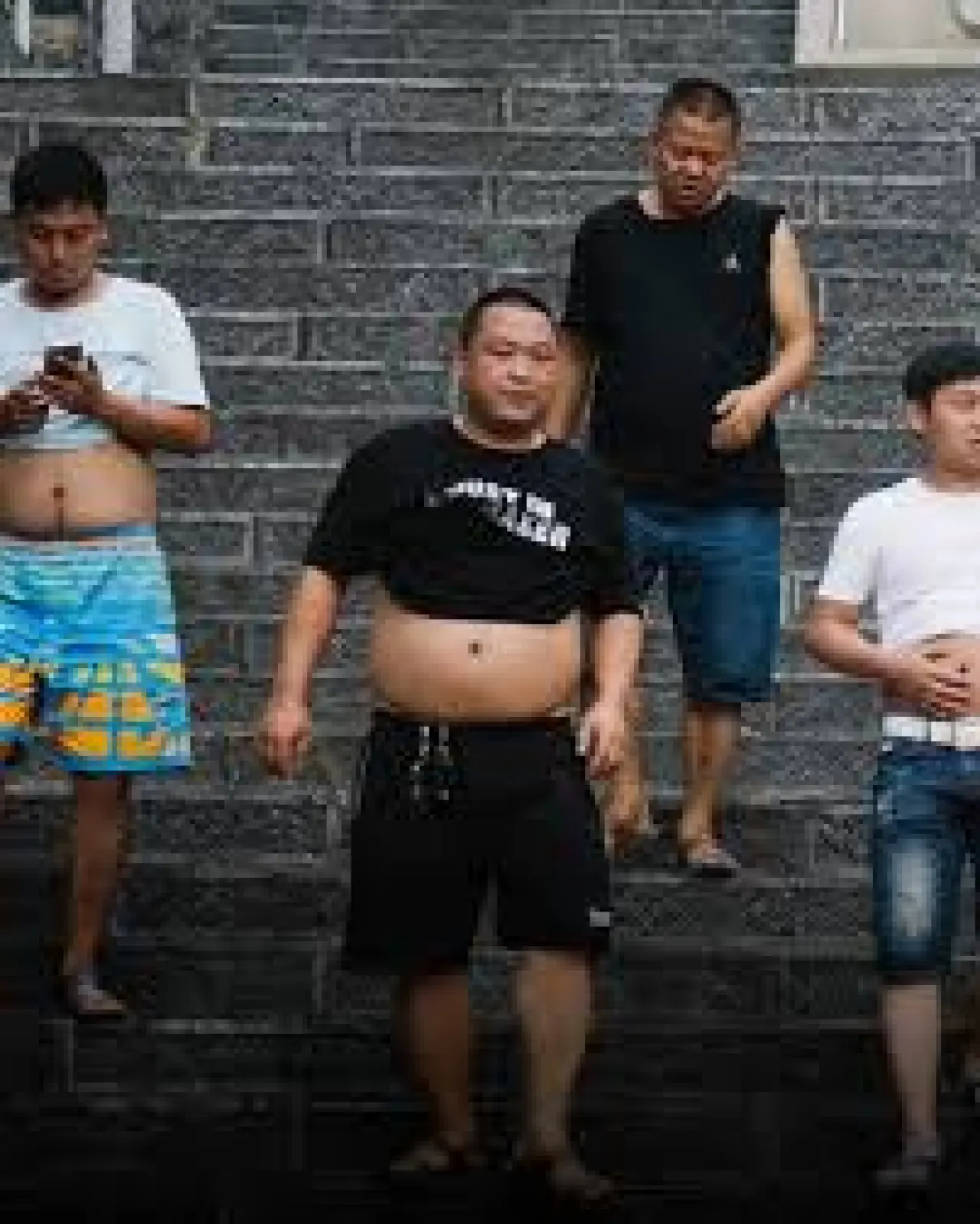Erkekler de crop-top giyebilir! Çin'de sıcaklarla baş etmenin “geleneksel”  yolu: Pekin Bikinisi. 📌Özellikle orta yaşlı erkeklerin tişörtlerini göğüs  altına kadar sıyırarak serinlemeye çalıştığı bu yöntem, bazı şehirlerde  yasaklanmaya başladı.
