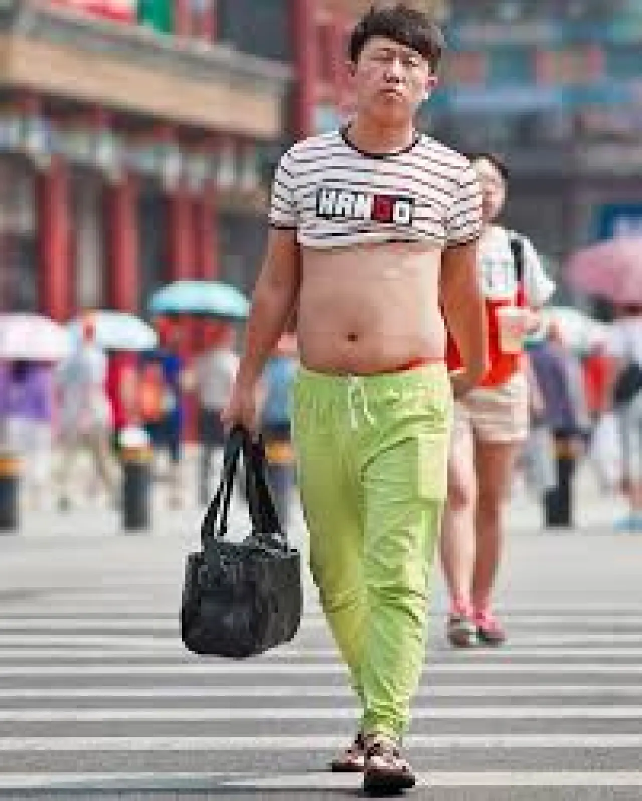 Erkekler de crop-top giyebilir! Çin'de sıcaklarla baş etmenin “geleneksel”  yolu: Pekin Bikinisi. 📌Özellikle orta yaşlı erkeklerin tişörtlerini göğüs  altına kadar sıyırarak serinlemeye çalıştığı bu yöntem, bazı şehirlerde  yasaklanmaya başladı.